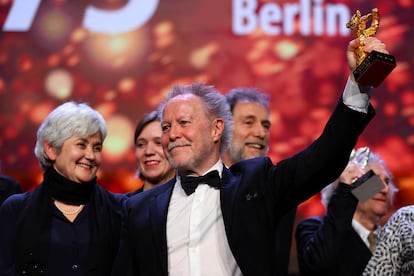 Nicolas Philibert, en el escenario con el Oso de Oro.