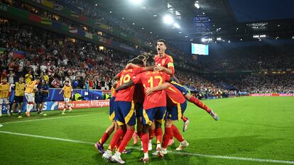 COLOGNE, GERMANY - JUNE 30: Alvaro Morata of Spain celebrates with teammates after Fabian Ruiz of Spain (not pictured) scores his team's second goal during the UEFA EURO 2024 round of 16 match between Spain and Georgia at Cologne Stadium on June 30, 2024 in Cologne, Germany. (Photo by Justin Setterfield/Getty Images)