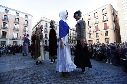 Los asistentes dan la bienvenida a las fiestas de San Isidro en la Plaza de la Villa.