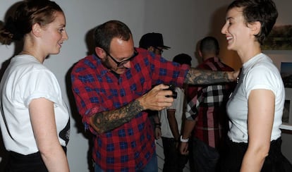 Terry Richardson fotografiando el pecho de una modelo.