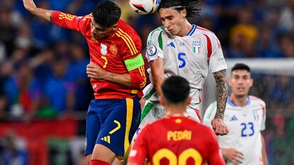 Morata, capitán de España, disputa un balón con el italiano Calafiori durante la Eurocopa de Alemania.