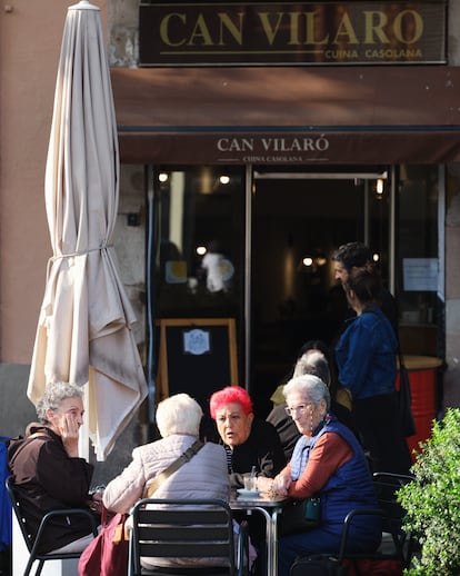 Unas clientas, en la terraza de Can Vilaró.