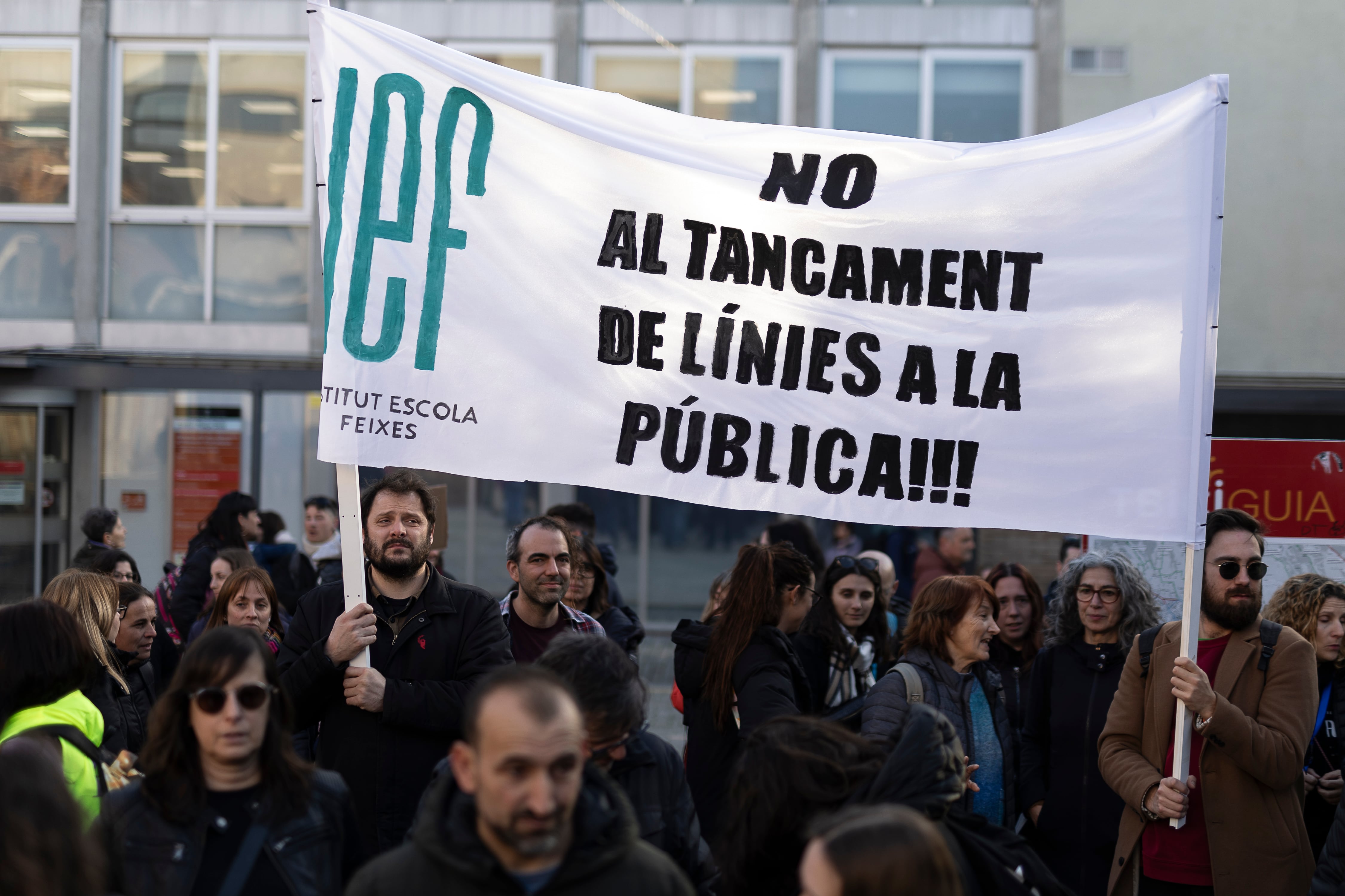 Protesta contra la supresión de líneas en las escuelas públicas en Terrassa, el pasado mes de marzo.