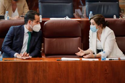 La presidenta de la Comunidad de Madrid, Isabel Díaz Ayuso, mantiene una conversación con el vicepresidente, Ignacio Aguado, durante la segunda jornada del pleno del debate del estado de la región.