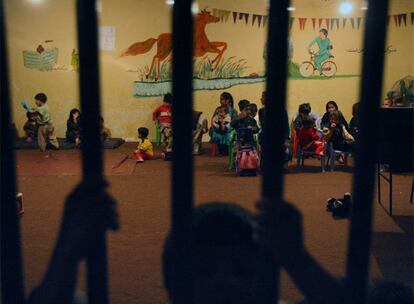 Los hijos de las presas asisten a las lecciones matutinas del colegio del centro penitenciario. (AP Photo/David Guttenfelder)