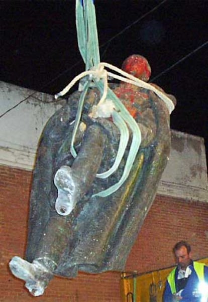 Una grúa retira la estatua de Franco de una plaza de Guadalajara.