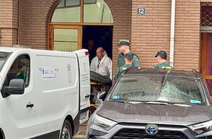 Agentes de la Guardia Civil y personal sanitario en la puerta del domicilio familiar de Pola de Laviana (Asturias) donde se ha producido el asesinato.
