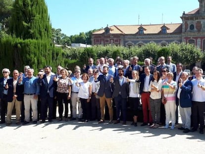 Gerard Figueras y Gerard Esteva, en el centro, presentan el acuerdo de la proposición de ley. 