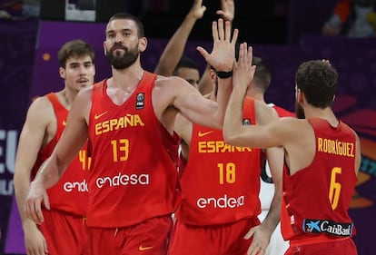 Gasol anima a sus compa&ntilde;eros en el duelo contra Alemania.