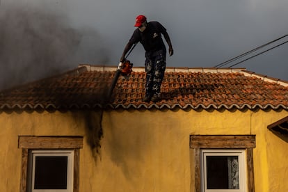 Moduo retira la ceniza del tejado de una vivienda en El Paso.