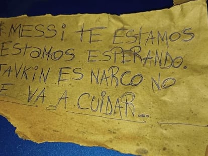 The note left behind by the gunmen who attacked Lionel Messi's family's supermarket.