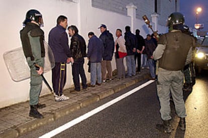 La Guardia Civil vigila a trabajadores metalúrgicos detenidos en Algeciras tras los disturbios de ayer.