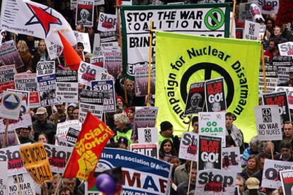 Miles de manifestantes protestan contra la guerra de Irak en el centro de Londres.