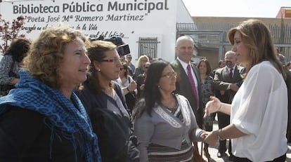 Susana D&iacute;az, con varias vecinas de Olivares (Sevilla).