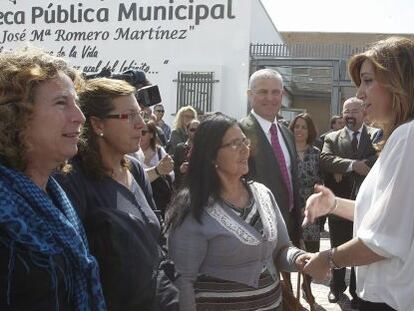 Susana Díaz, con varias vecinas de Olivares (Sevilla).