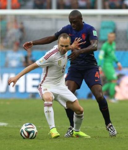 Iniesta controla el cuero ante Martins Indi.