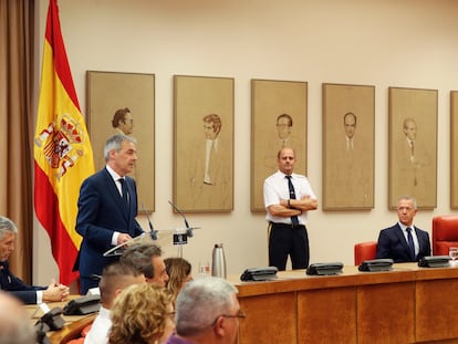 El presidente de la Fundación de Víctimas del Terrorismo, Tomás Caballero, en su discurso ante la presidenta del Congreso, Meritxell Batet, el del Senado Ander Gil, y otros parlamentarios.