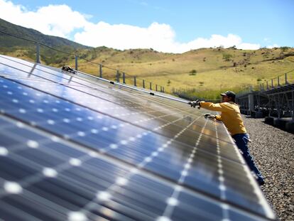 Un trabajador limpia los paneles de un parque de energía solar administrado por el Instituto Costarricense de Electricidad en Guanacaste, Costa Rica.