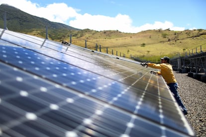 Un trabajador limpia los paneles de un parque de energía solar administrado por el Instituto Costarricense de Electricidad en Guanacaste, Costa Rica