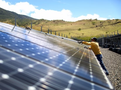 Un trabajador limpia los paneles de un parque de energía solar administrado por el Instituto Costarricense de Electricidad en Guanacaste, Costa Rica.