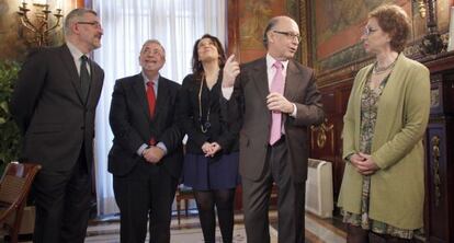 Antonio Ávila (izquierda), Cristóbal Montoro (centro), y Carmen Martínez Aguayo (derecha).