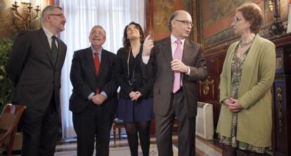 Antonio &Aacute;vila (izquierda), Crist&oacute;bal Montoro (centro), y Carmen Mart&iacute;nez Aguayo (derecha).