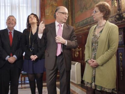 Antonio &Aacute;vila (izquierda), Crist&oacute;bal Montoro (centro), y Carmen Mart&iacute;nez Aguayo (derecha).