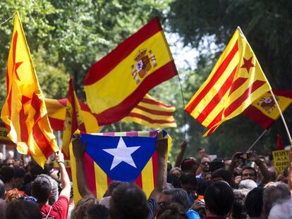 Independentistas y unionistas en una manifestación en Barcelona.