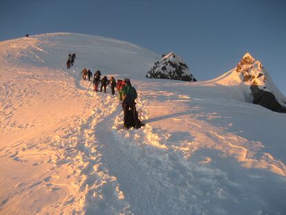 Un grupo de alpinistas, en la ascensión al Mont Blanc.