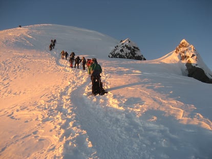 Un grupo de alpinistas, en la ascensión al Mont Blanc.