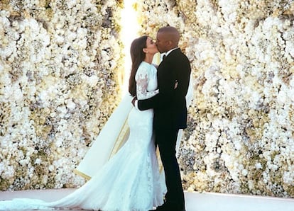 En 2014, Kim Kardashian y Kanye West se dieron el "sí, quiero" en una ceremonia muy extravagante que celebraron en Italia. Desde entonces la estrella de la televisión y el rapero han tenido cuatro hijos: North, de seis años, Saint, de tres, Chicago, de uno, y Psalm, de siete meses. Los dos últimos por vientre de alquiler pues, según explicó la mayor de las Kardashian, en sus dos primeros embarazos tuvo un desprendimiento de placenta, un tipo de complicación que podría agravarse si se volvía a quedar en cinta.