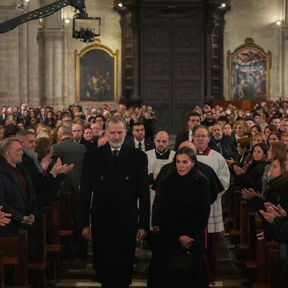 Los Reyes Felipe VI y Letizia durante la misa funeral por los fallecidos en las inundaciones provocadas por la DANA, en la Catedral de Valencia, a 9 de diciembre de 2024, en Valencia, Comunidad Valenciana (España). Los Reyes han asistido a la misa, organizada por el Arzobispado de Valencia, siendo esta la tercera ocasión en la que van a Valencia tras la DANA. La ceremonia se celebra para rendir homenaje a las más de 200 personas fallecidas y desaparecidas por el temporal, que arrasó a su paso varias zonas de España el pasado 29 de octubre.
09 DICIEMBRE 2024;FUNERAL;VELATORIO;VIXCTIMAS;REYES;MONARQUÍA;DANA;CATÁSTROFE;GOBIERNO;
Jorge Gil / Europa Press
09/12/2024