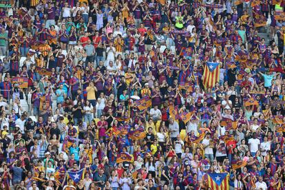 Seguidores del FC Barcelona animan al equipo momentos antes de la final de la Liga de Campeones femenina entre el Lyon y el conjunto catalán en Turín, este sábado.