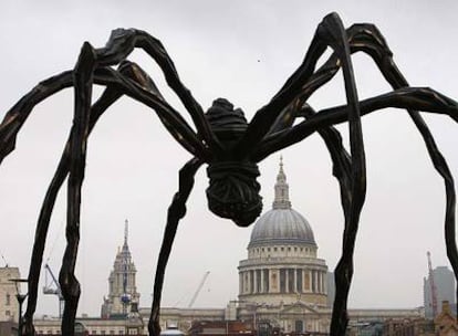 Escultura de Louise Bourgeois instalada delante de la Tate Modern en Londres en 2007.