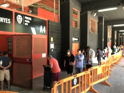 Colas para recibir alimentos en los bajos de Mestalla.