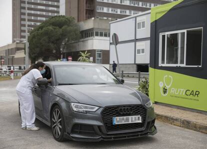 Una sanitària atén un pacient al RutiCar de l'Hospital Germans Trias de Badalona.