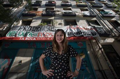La abogada y activista de la PAH Alejandra Jacinto, junto al edificio de Argumosa, 11 (Lavapiés).
