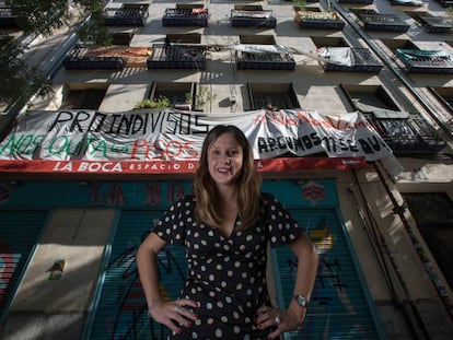 La abogada y activista de la PAH Alejandra Jacinto, junto al edificio de Argumosa, 11 (Lavapiés). 