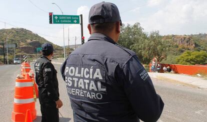 Dos elementos de la policía estatal de Querétaro, en una carretera de la entidad, en una imagen de archivo.