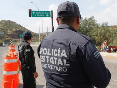 Dos elementos de la policía estatal de Querétaro, en una carretera de la entidad, en una imagen de archivo.