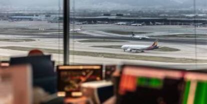 Vista del aeropuerto de Barcelona-El Prat desde la torre de control.