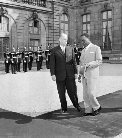 El primer ministro de Costa de Marfil, Felix Houphouet-Boigny, junto a Jacques Foccart, en el palacio del Elíseo de París, en junio de 1960.