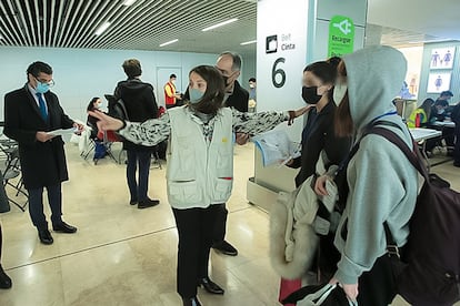 Recepción en el aeropuerto de Barajas por parte de personal del Ministerio de Inclusión de 116 refugiados de Siria, Irán, Irak y Afganistán, el pasado mes de diciembre.