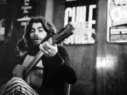 Joaquín Sabina, actuando en el club londinense Antonio Machado en 1974.