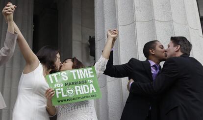 El matrimonio entre personas del mismo sexo ya es una realidad en Florida, donde desde esta medianoche numerosas parejas de gais se han dado el "sí quiero" en varios juzgados del estado, el número 36 de EE UU en legalizar este tipo de uniones. En la imagen, unas parejas se besan tras casarse en Miami, Florida (EE UU).