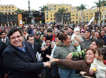 El presidente de Perú, Alan García, saluda a varios simpatizantes el domingo en la plaza de Armas de Lima.