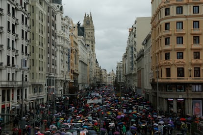 Centenares de personas a su paso por la Gran Vía de Madrid durante la manifestación del 8M. 