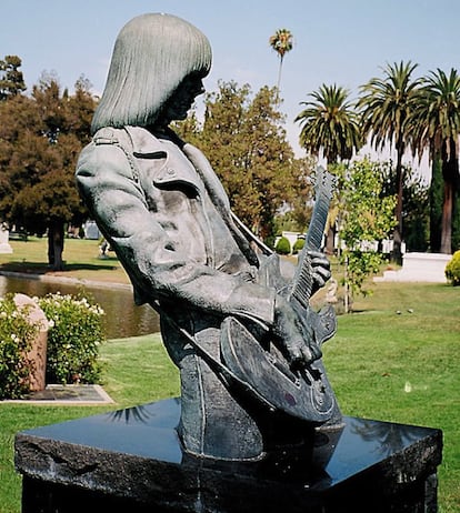 Johnny Ramone, fallecido en 2004, está enterrado en el impactante Hollywood Forever Cemetery, el camposanto del mundo del espectáculo, donde se celebra también Cinespia, una serie de proyecciones de pelis al aire libre con picnic opcional. Antón y Rodríguez, autores del libro de donde proceden estas fotos, 'La La Land', fueron a visitar Sunset Boulevard mientras disparaban su cámara. “Ver este cementerio, donde están enterradas tantas estrellas, al lado del auténtico Sunset Boulevard, fue increíble”, recuerdan.