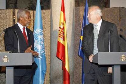 El secretario general de la ONU, Kofi Annan (izquierda), y el ministro de Exteriores español, Miguel Ángel Moratinos, ayer en Madrid.