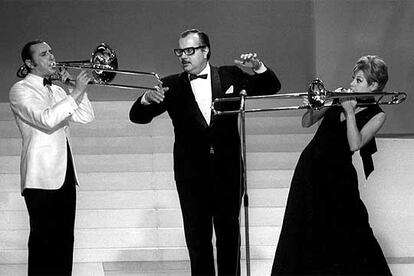 Joaquín Prat y Laura Valenzuela, con el pianista Rafael Ibarbia en el centro, en TVE en 1969.